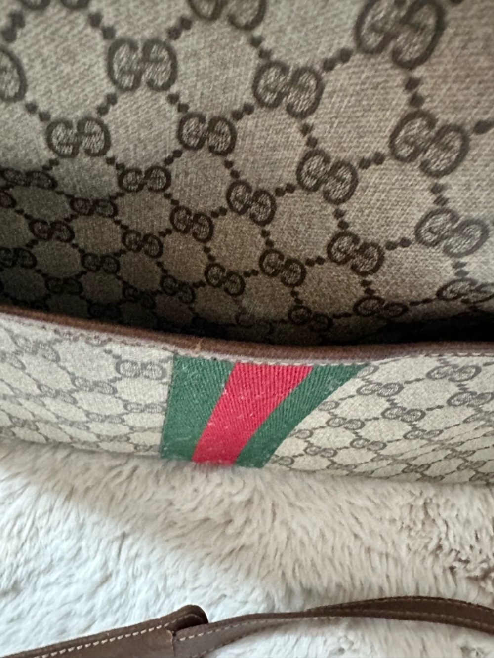 Beis Gucci Beige GG Supreme Messenger with Green & Red Web Stripe - Picture 3 of 10